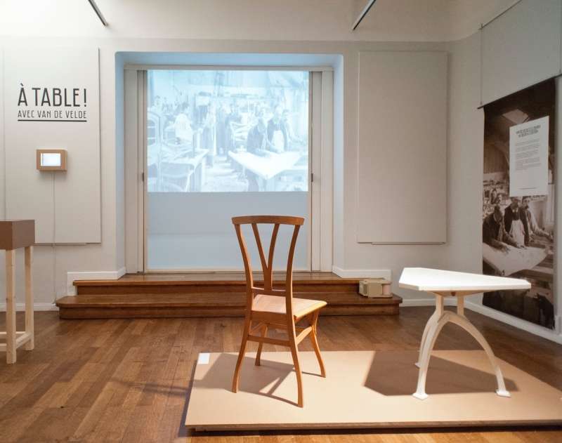 Vue de l’exposition "À table ! avec van de Velde", La Cambre, Bruxelles, 2013. Photo Michel Bries @ENSAV-La Cambre, Bruxelles